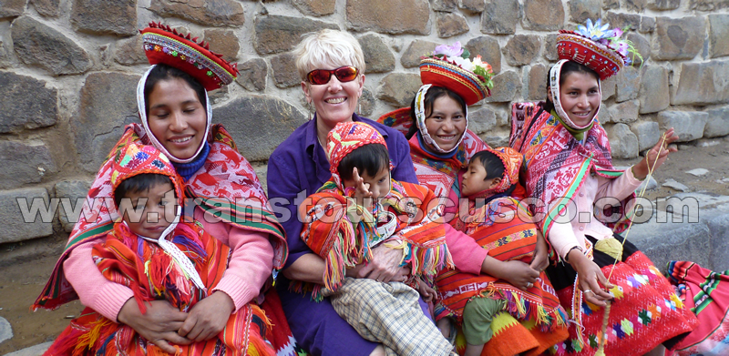 Mujeres de Cusco con turistas Mujeres de Cusco con turistas